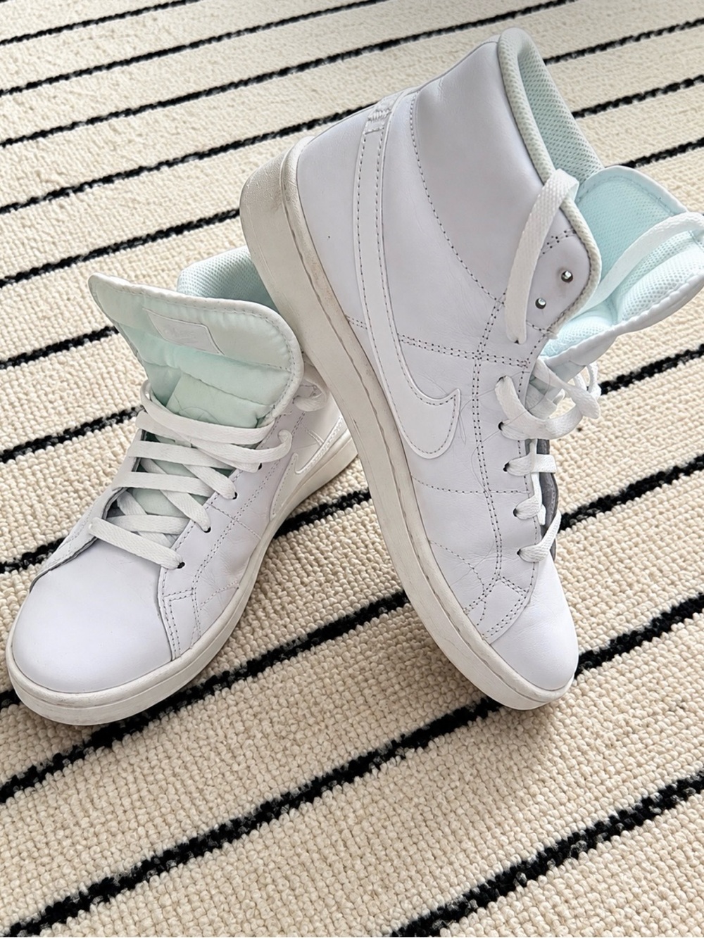 Women's Nike White High-Top Sneakers Sise 9